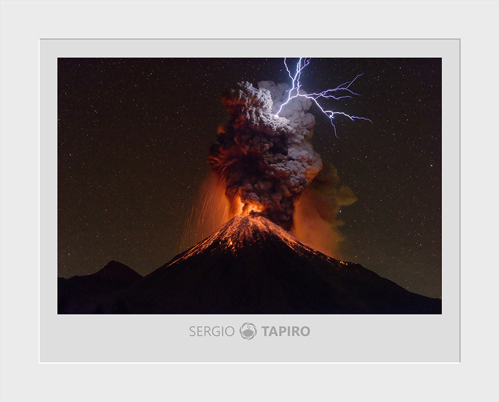 POP: La luz le pertenece al cielo. Foto del volcán de Colima de Sergio Tapiro. 35x28cm - Sergio Tapiro Fotos de volcanes y Naturaleza | Prints