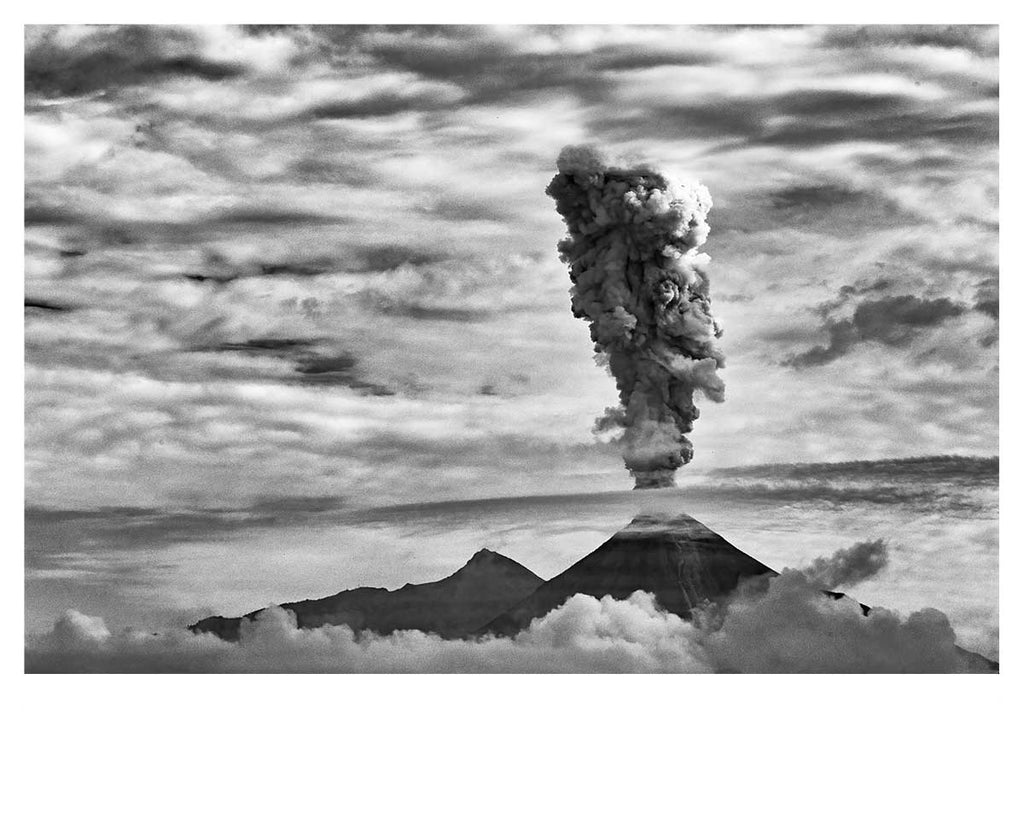Mini. Volcán de Colima entre capas de nubes 25x20cm envío gratis - Sergio Tapiro Fotos de volcanes y Naturaleza | Prints