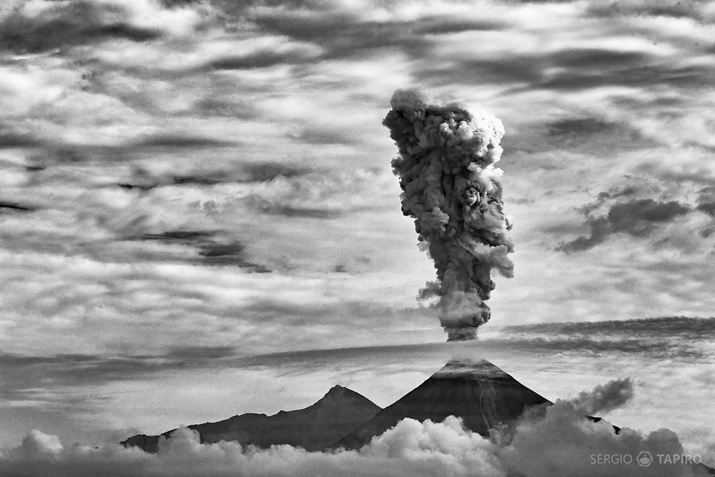 Deluxe: Volcán de Colima entre capas de nubes - Sergio Tapiro Fotos de volcanes y Naturaleza | Prints