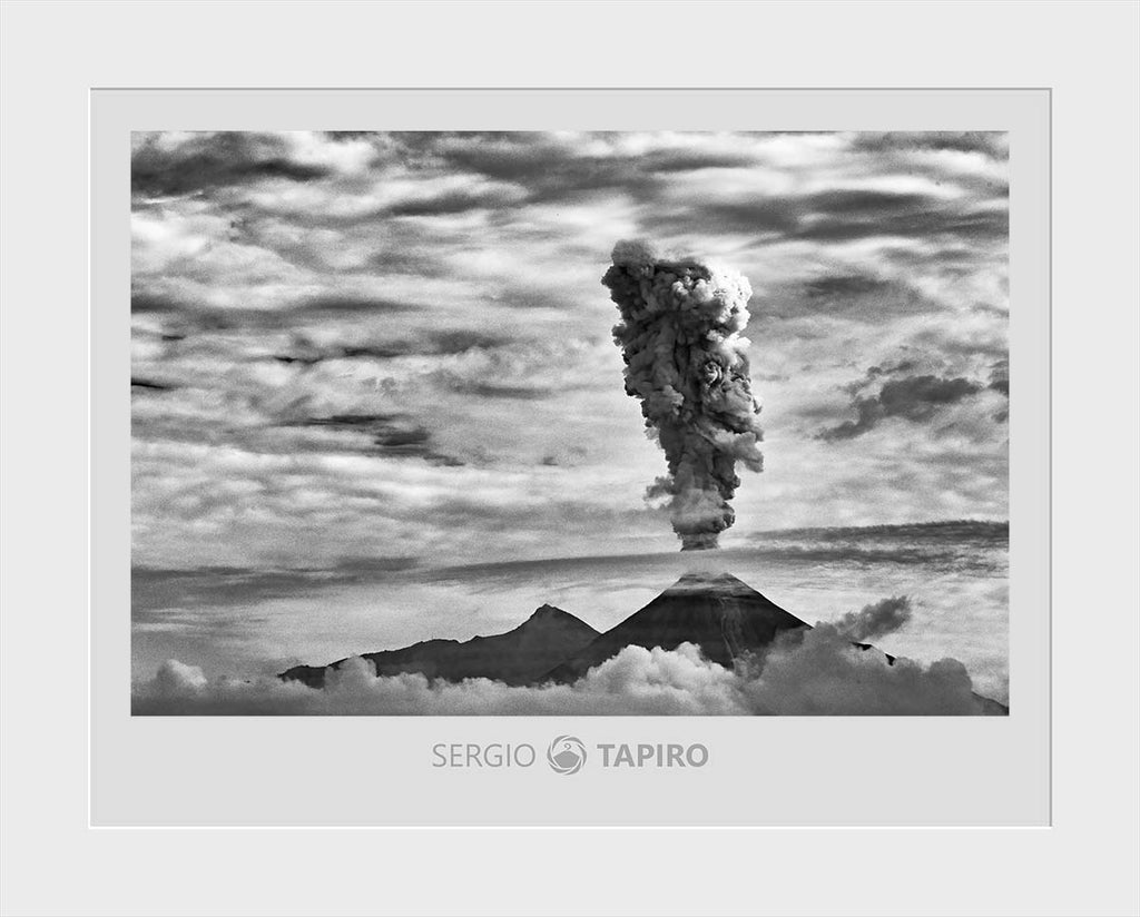 POP Foto de 35x28 cm: Volcán de Colima entre capas de nubes - Sergio Tapiro Fotos de volcanes y Naturaleza | Prints