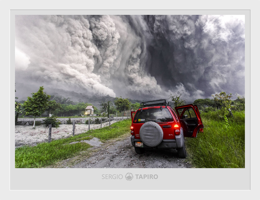 Parecía el día del juicio final, 35x28cm. Foto de Sergio Tapiro - Sergio Tapiro Fotos de volcanes y Naturaleza | Prints