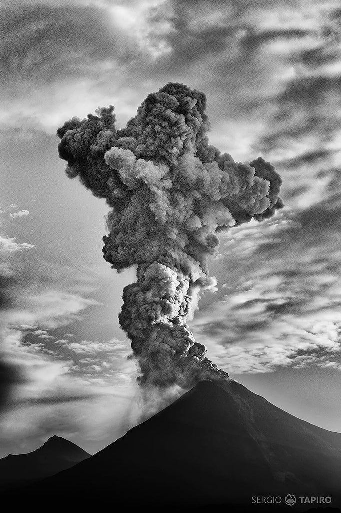 Foto: Cruz de ceniza (2015) laminada MED ENVIO GRATIS - Sergio Tapiro Fotos de volcanes y Naturaleza | Prints